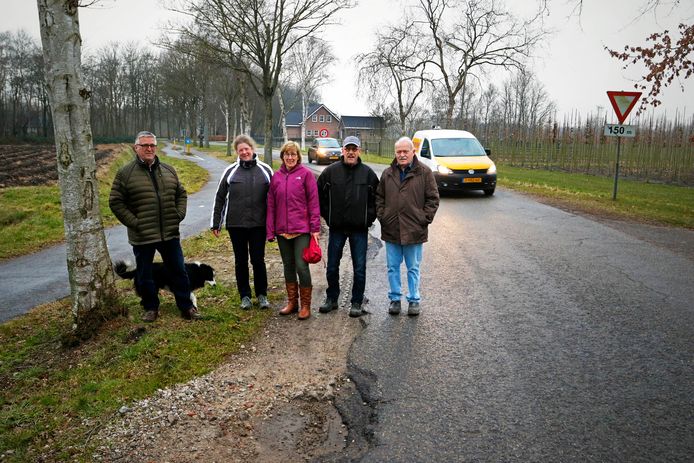 Bewoners Geijzestraat zijn sluipverkeer beu , op foto vlnr : Rene Mulder , Hetty Willemsen , Jopie  Leijten , Martien Leijten en Jac de Beer.
