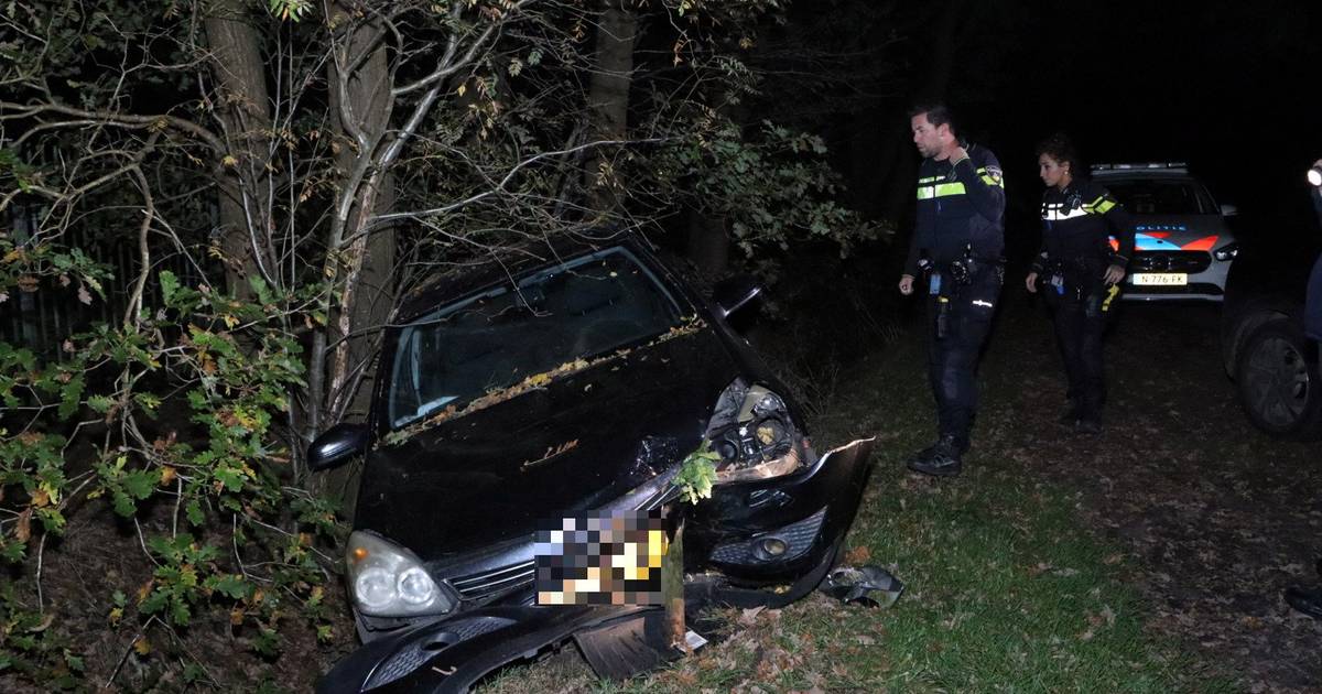 Auto belandt in sloot Kaatsheuvel, bestuurder spoorloos na ongeval.