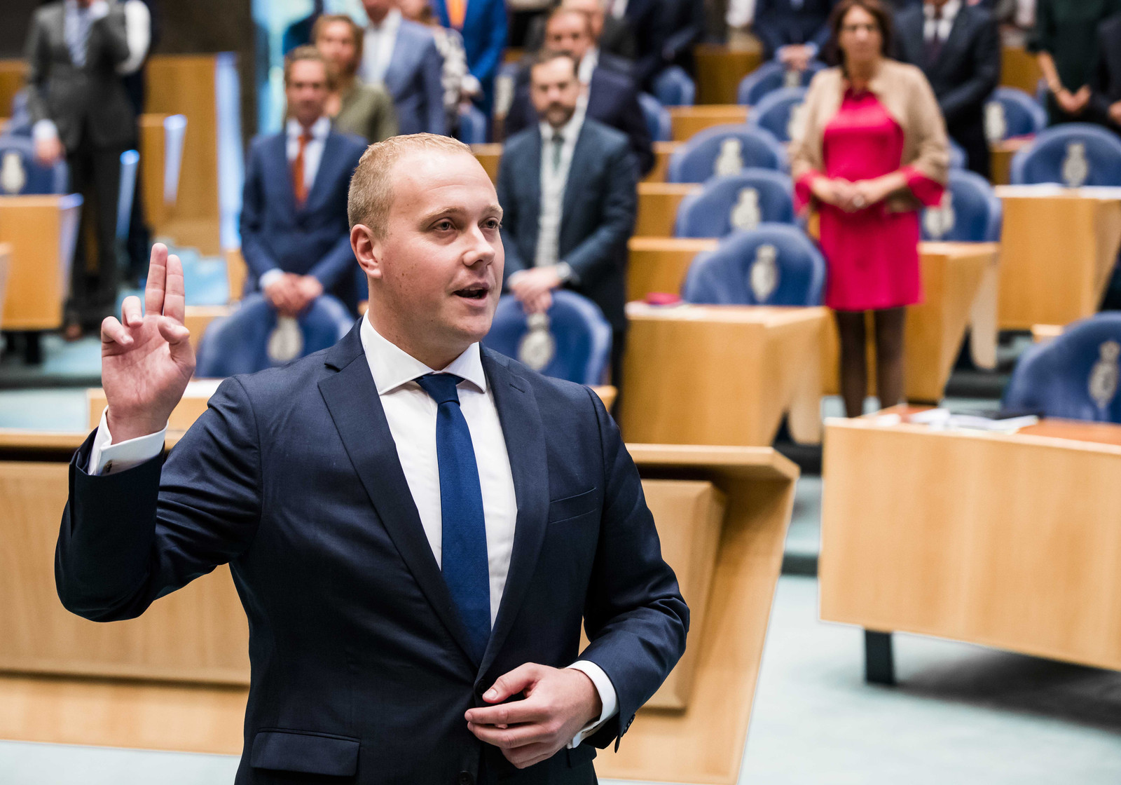 Thierry Aartsen (VVD) bestelt hier geen twee glaasjes chablis maar legt de eed af als nieuw Kamerlid.
 Beeld Bart Maart, ANP