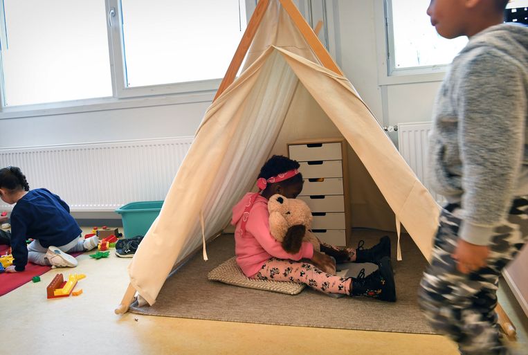 In een klas staat een tentje met knuffels waar kinderen zich kunnen terugtrekken als het ze even teveel wordt. Beeld Marcel van den Bergh / de Volkskrant