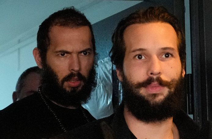 Andrew Tate (L) en zijn broer Tristan (R) bij hun vrijlating uit het politiegebouw in Boekarest, Roemenië.