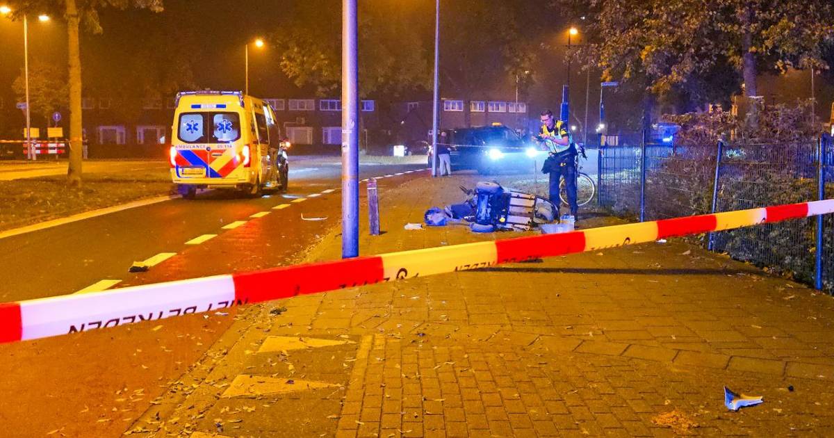 Automobilist laat zwaargewonde scootmobieler achter na aanrijding in Enschede.