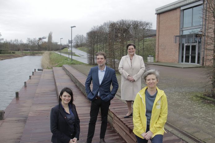 Van links naar rechts: gedeputeerde Mireille Colson, burgemeester Jeroen Baert, schepen Inge De Ridder en Karen Dobbé van Kom op tegen Kanker in De Schorre.