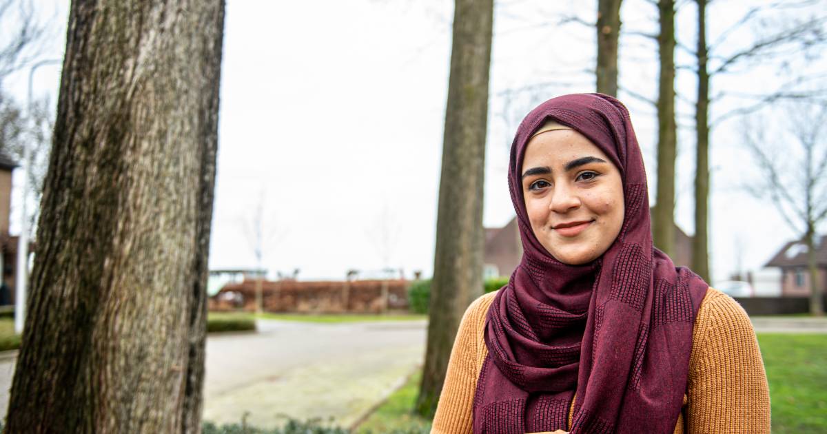 Koning Lear Periodiek Verleiding In 2017 kwam ze naar Nederland, nu is Iman (23) de eerste vrouw met  hoofddoek in Rode Kruis-campagne | Werk | AD.nl