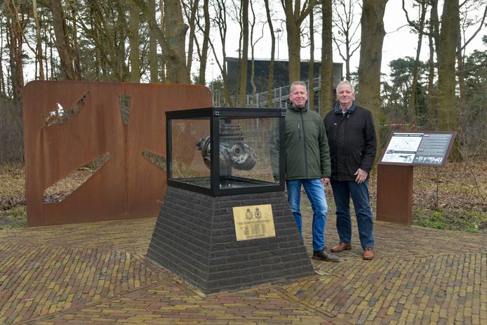Wessel Scheer en rechts raadslid Gerrit Polinder (SGP) van de werkgroep Lancaster. Zij zetten zich in voor de komst van het monument.