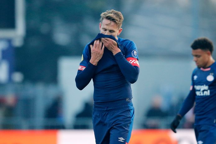 Luuk de Jong verlaat aangeslagen het veld na het gelijkspel van PSV tegen FC Emmen.
