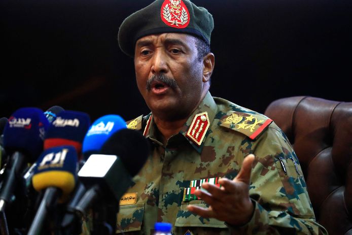 De Soedanese legergeneraal Abdel Fattah al-Burhan tijdens de persconferentie die dinsdag plaatsvond om de coup te verantwoorden.