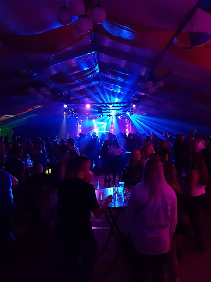 De feesttent in Haaften.