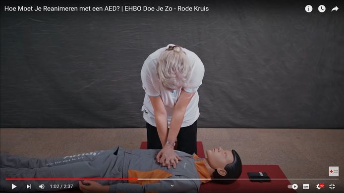 Een YouTube-instructievideo over reanimeren van het Rode Kruis