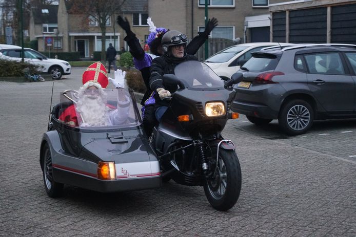 Sinterklaas zat in de zijspan van een motor.