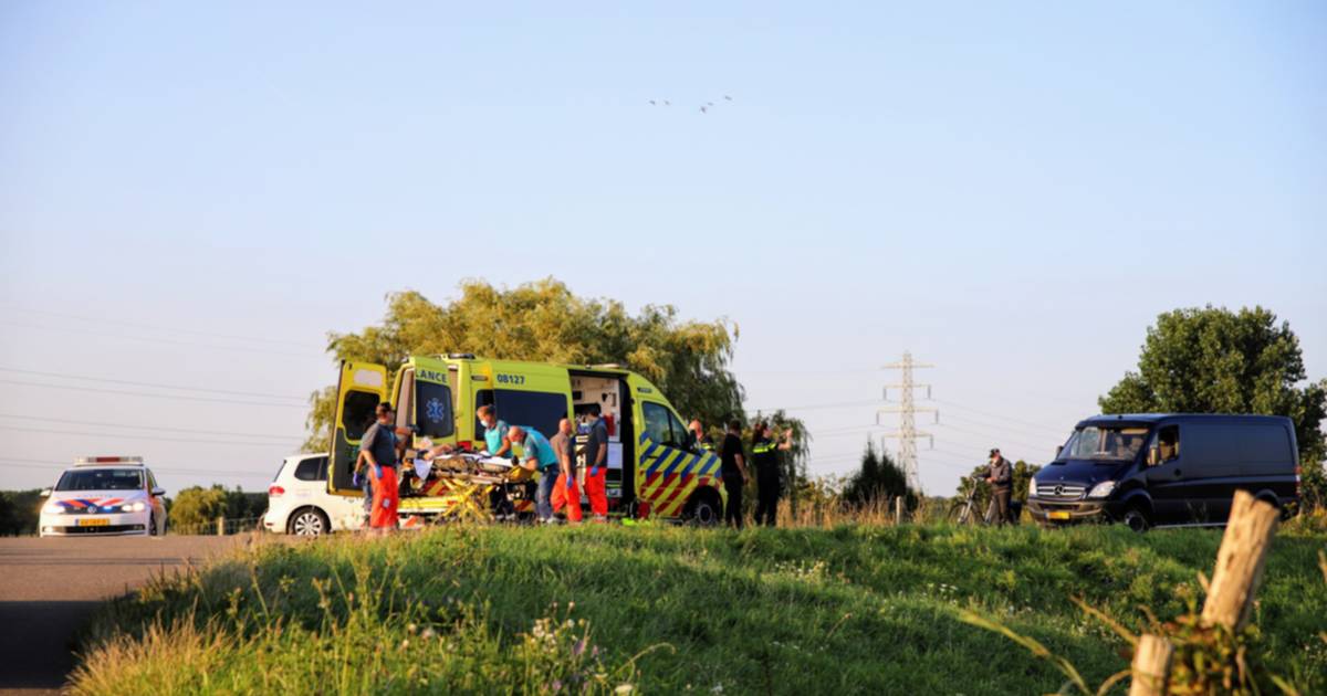 Wielrenner zwaargewond naar ziekenhuis na botsing met bestelbus.