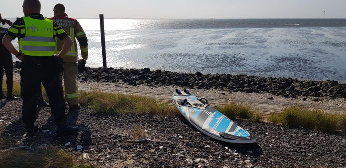 Bij de Oesterdam spoelde de surfplank van Malcontent aan.
