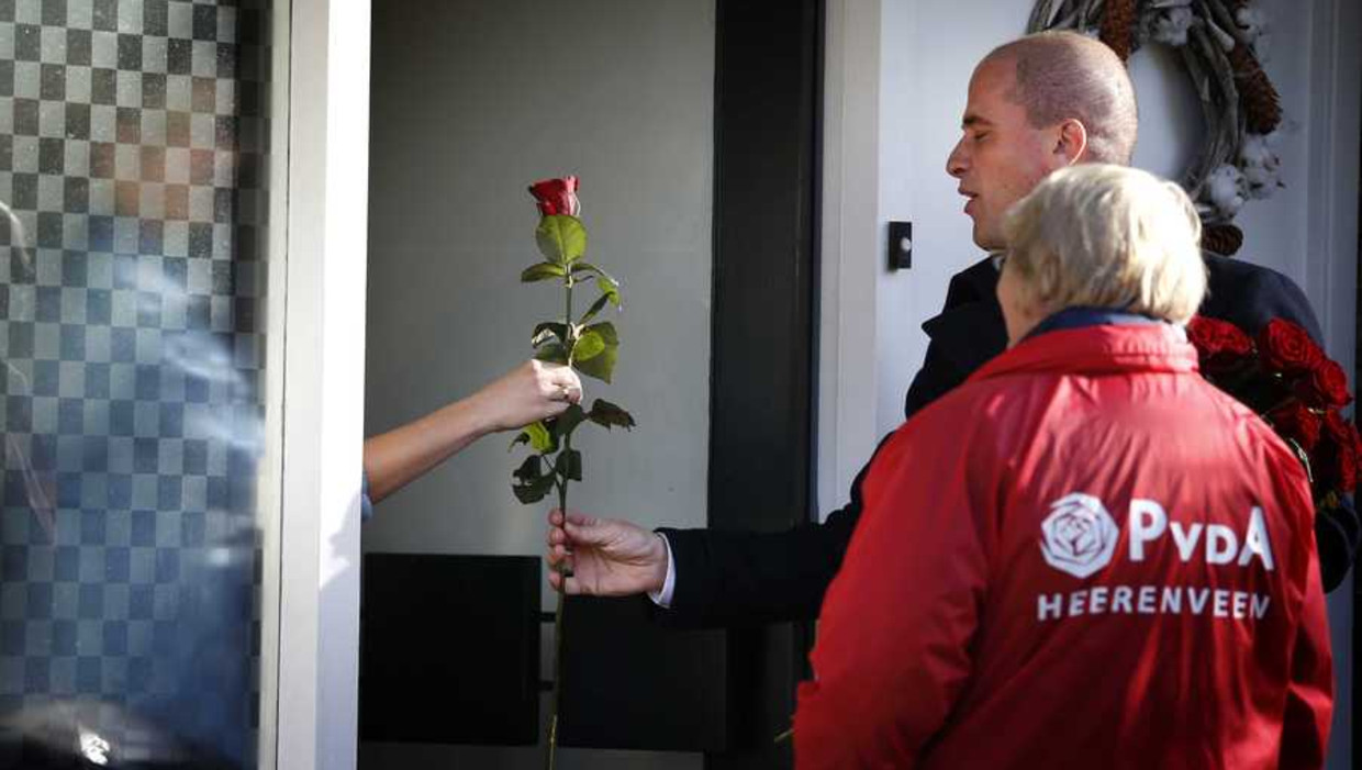 PvdA-leider Diederik Samson gaat met rode rozen de huizen langs in Heerenveen. Beeld anp