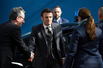 Macron est arrivé trois heures après tout le monde au sommet européen à cause de “réunions”