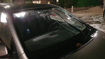 Auto schept fietser op Wilhelminalaan