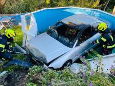 Brandende auto eindigt na James Bond-achtige toeren in zwembad