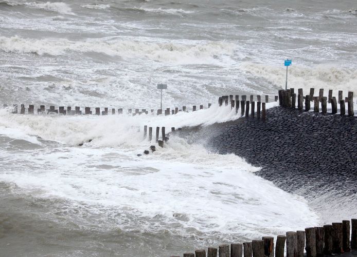 Bij 't Killetje, hier tijdens een storm in 2018, is nu een flink deel van de glooiing weggeslagen of verzakt.