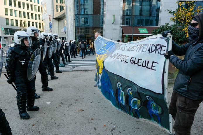 De politie schermt de 'neutrale zone' af in Brussel tijdens een betoging van de 'Gele Hesjes'
