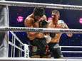 Bloedende Rico Verhoeven wankelt, maar prolongeert titel tegen Jamal Ben Saddik
