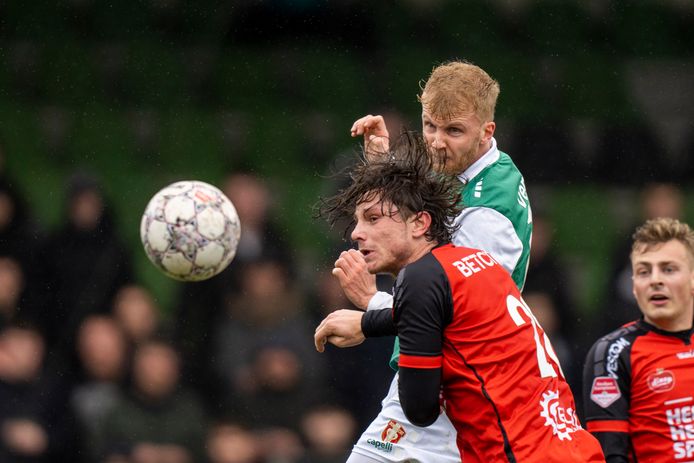 Jari Schuurman neemt namens FC Dordrecht koppend het doel van Helmond Sport op de korrel.