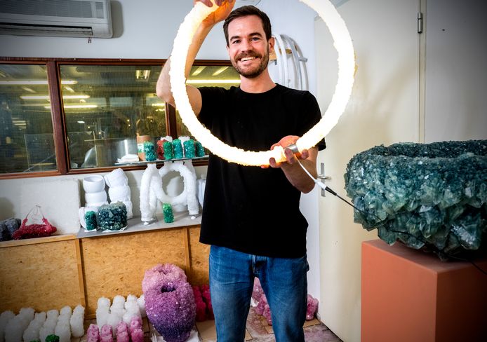 Isaac Monté hij maakt kunstwerken van zelfgemaakt kristal.