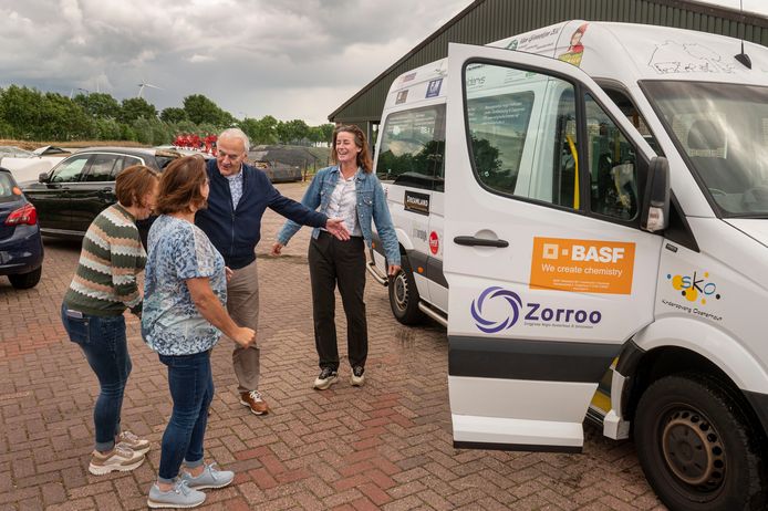 Door het faillissement van de stichting Mobiliteit voor Iedereen (MVI) staat het vervoer van duizenden kwetsbare mensen op de tocht. Op de foto (afgelopen voorjaar genomen): bestuurders Gwendolyn Boom (uiterst links) en Bart van Enschot (tweede van links).