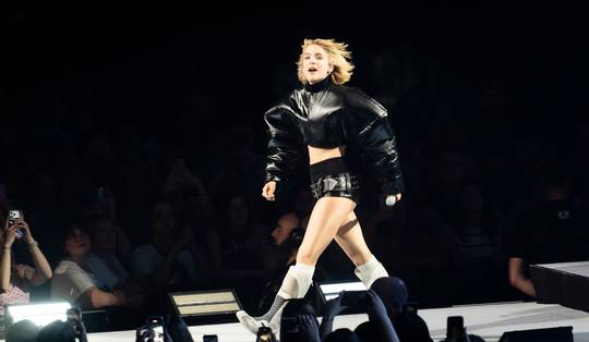 Van klittenband tot maliënkolder: deze vier Belgische ontwerpers zorgden voor de podiumlooks van Pommelien Thijs