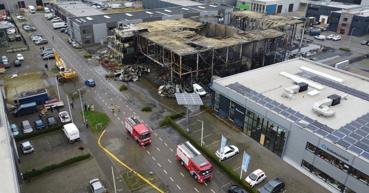 Grote brand legt textielhandel in Zaltbommel in de as, andere
