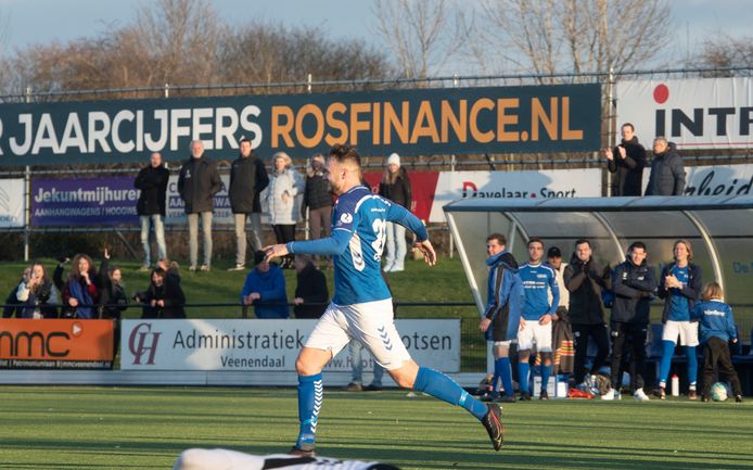 De Merino's-spits Quincy Arends viert de winnende treffer van invaller Joey van de Steeg.