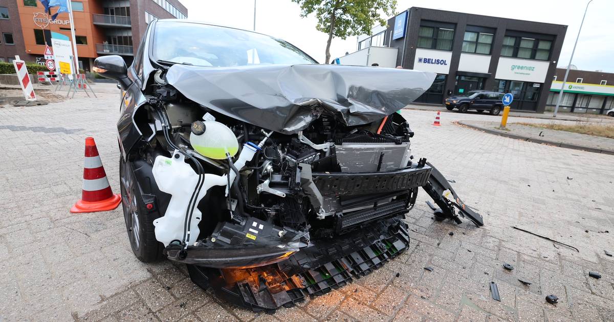 Dommages importants dans une collision entre deux voitures à Eindhoven |  112 et criminalité