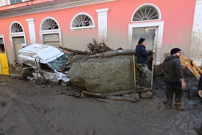 I volontari stanno cercando di rendere un po' più percorribili le strade nell'area del disastro.