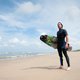 Statiegeld op flesjes? Nu is het VK aan de beurt, zegt duurzame surfer Merijn Tinga
