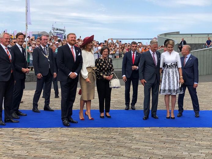 De koninklijke gasten arriveren bij het Scheldetheater.