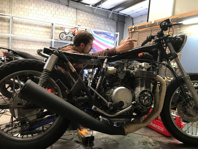 Maxim (49) vliegt als piloot de hele wereld over en brengt overal onderdelen mee om zijn motor te repareren. ,,Ik haalde de tank uit Kuala Lumpur en onderdelen uit Shanghai.”