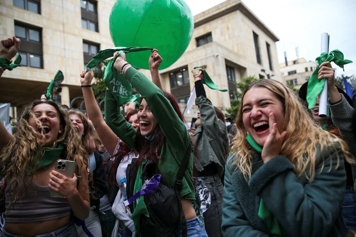 Abortusactivisten vieren de beslissing van het Hooggerechtshof in de Colombiaanse hoofdstad Bogota.