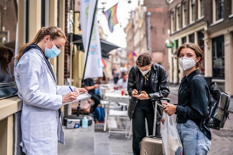 Il sito commerciale per il test della corona su Zeedijk ad Amsterdam.  Statua di Joris van Genip