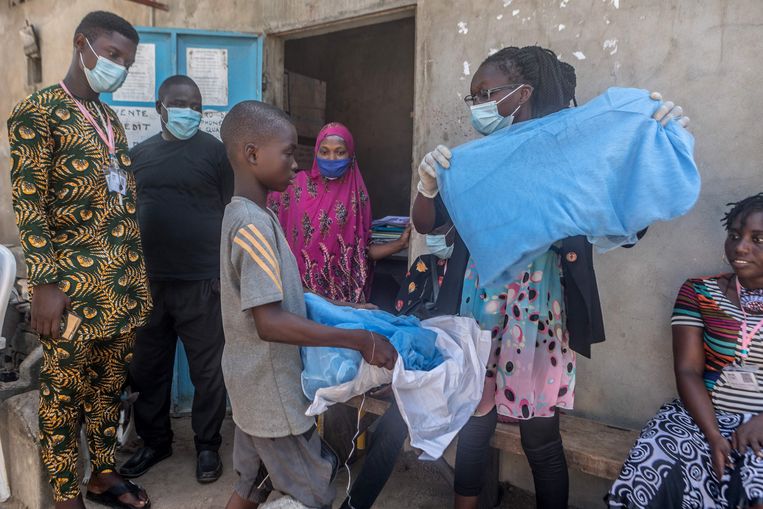 Een jongen in de stad Cotonou in Benin kreeg vorige maand een nieuw muskietennet om hem te bescherming tegen malaria.  Beeld AFP