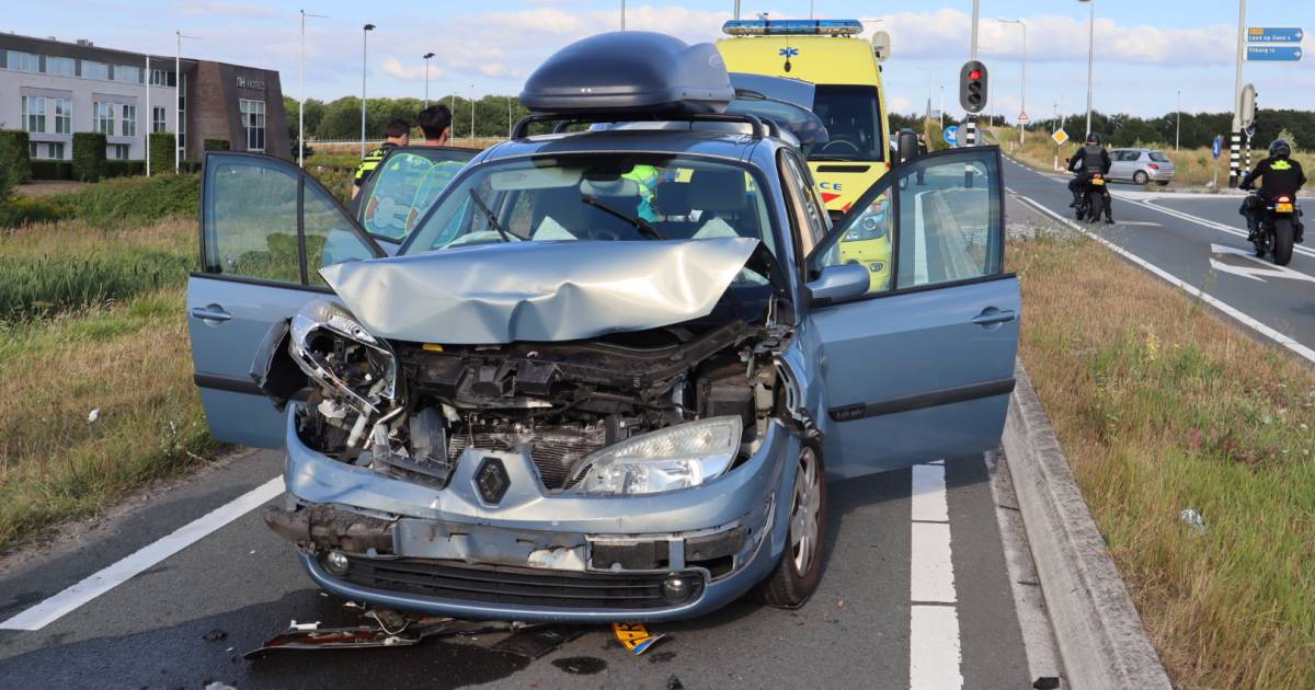 Twee auto’s raken flink beschadigd bij botsing in Sprang-Capelle.