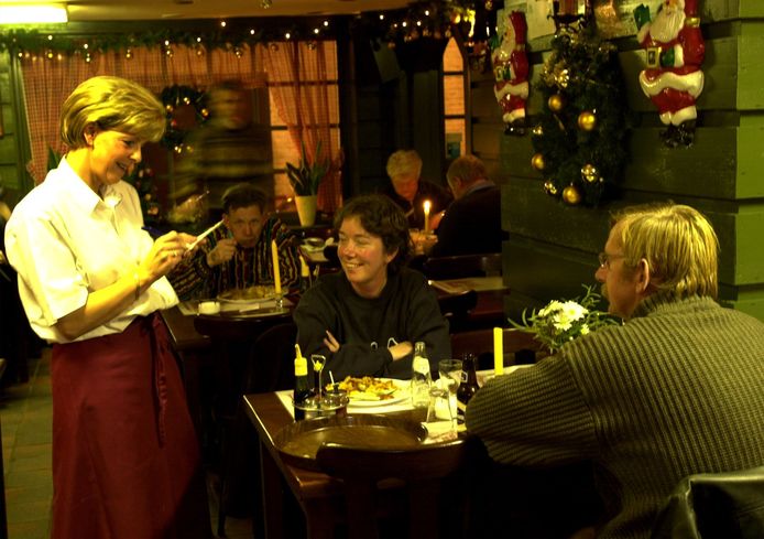 December 2000: Marloes van Weerd in gesprek met gasten.