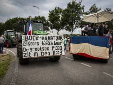 Tientallen tractoren rijden op A28 van Hoogeveen richting Assen, politie deelt boetes uit