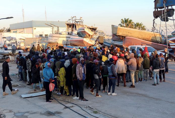 Beeld van april. Migranten tegengehouden door de Tunesische kustwacht in de haven van Sfax. Op de achtergrond verschillende in beslag genomen bootjes.