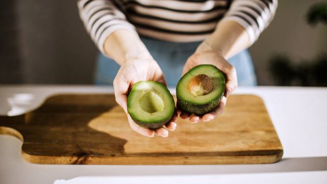 Dankzij deze handige truc kun je een halve avocado langer bewaren