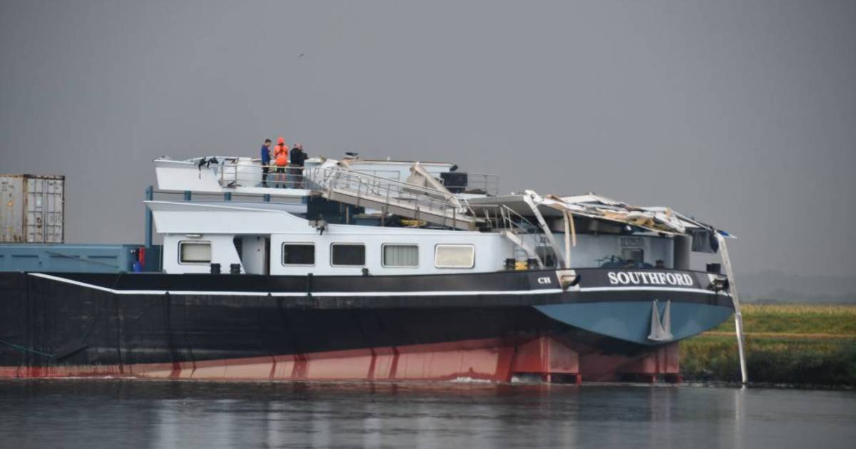 Schipper vaart stuurhut kapot tegen brug bij Rilland - BN DeStem