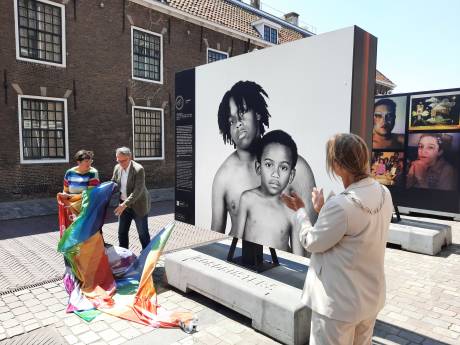 Grote foto's op pride-expositie in de Goese binnenstad tonen mooie én zorgelijke dingen
