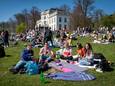 Drukte in het Sonsbeekpark op een zonnige Koningsdag  2021. De bezoekers aan het Arnhemse park zouden meer moeten worden gespreid.