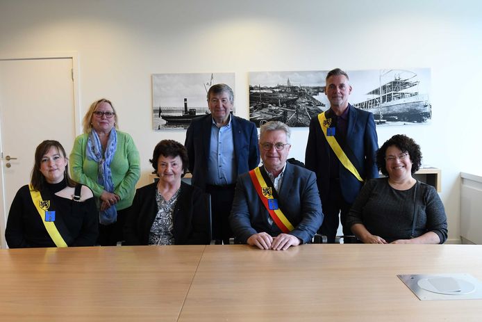 Ontvangst in AC De Zaat. Vooraan: Hélène en haar dochter, Irit, met burgemeester Hugo Maes en schepen Lieve Truyman. Achter hen: schepen Patrick Vermeulen, ereburgemeester Luc De Ryck en historica Digna Coppieters.