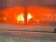 Twee elektrische auto’s zijn donderdagmiddag in brand gevlogen onder het kantoorpand van BrabantZorg, aan de Molenstraat in Oss.