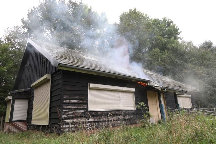 In een verenigingsgebouw aan de Maatgravenweg in Rijssen is zondagmiddag brand ontstaan.