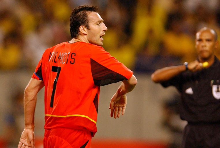 Marc Wilmots ziet zijn goal tegen Brazilië afgekeurd door ref Prendergast op het WK 2002. Beeld BELGA