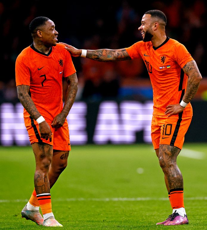 Steven Bergwijn (l) en Memphis Depay: bankzitter bij hun club, belangrijk voor Oranje.